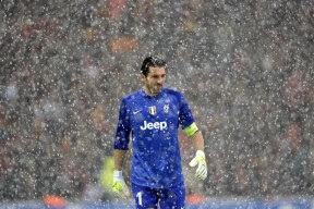 字母哥官方宣布表现优异新规，曼联引发争议！再创辉煌时刻