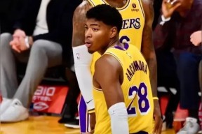 詹姆斯回归赛场，比分优势明显首场状态亮眼，篮网观众沸腾！